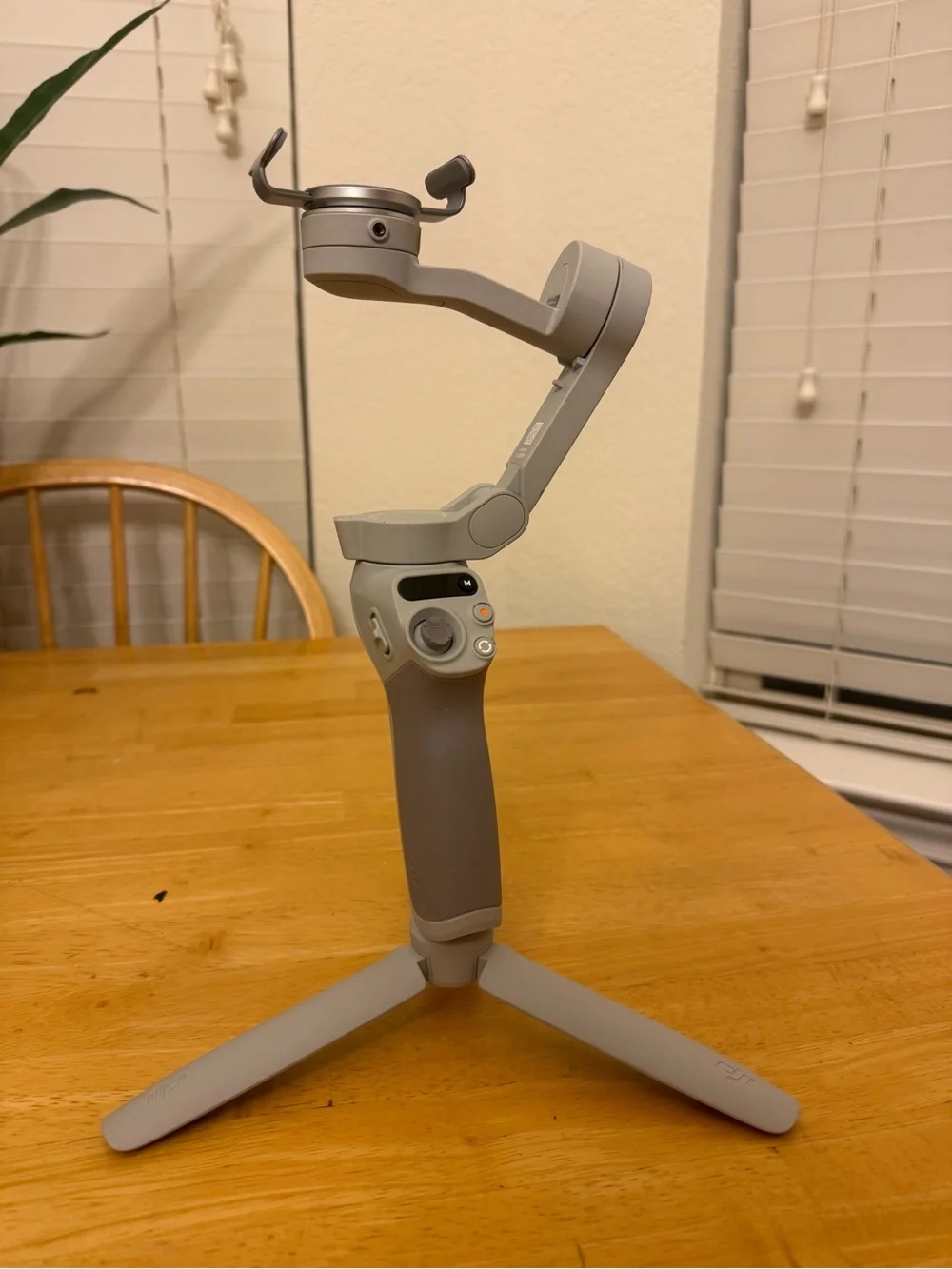 DJI Osmo Mobile SE, 3-Axis Phone Gimbal, Built-in Tripod, vlogging stabilizer